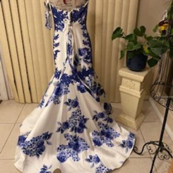 Stunning Blue/White Floral Design Embellished Strapless Formal Evening G… - Picture 4 of 7